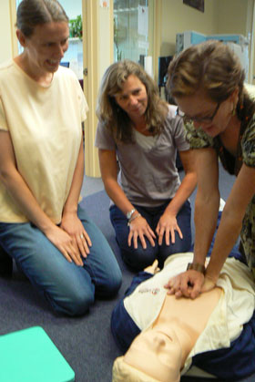 Hendrika Meischke with colleagues practicing CPR