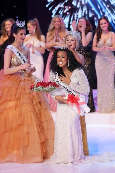 Crowning Miss Washington